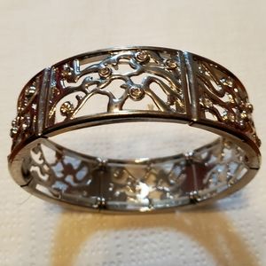 Paparazzi silver stretch bracelet with clear gemstones.